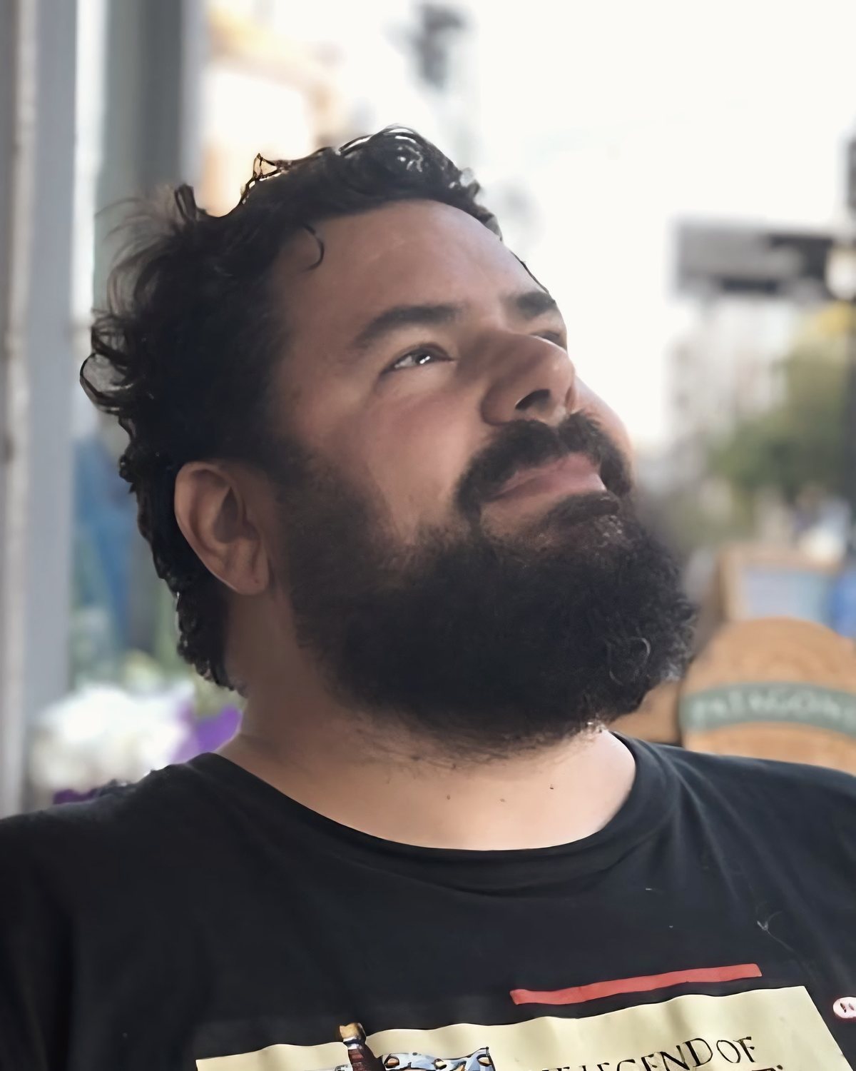 Retrato de Lucas Wall mirando hacia arriba, en una calle de Buenos Aires.